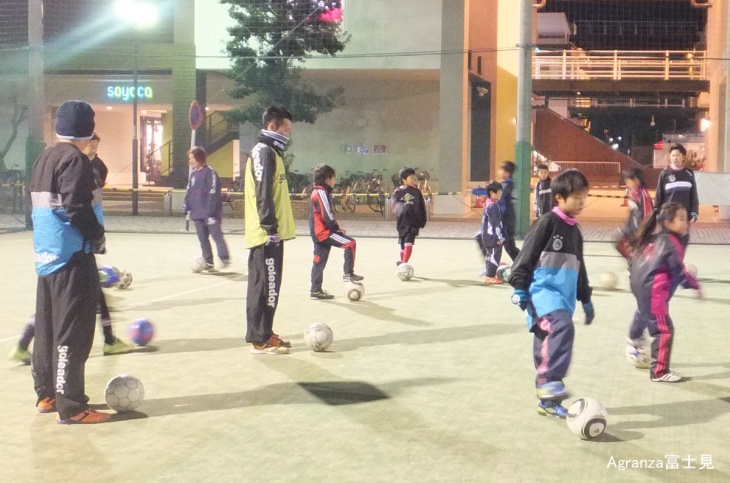埼玉県ふじみ野市のフットサル場にて、2013年一回目の小学生を対象としたサッカースクールを行ないました。